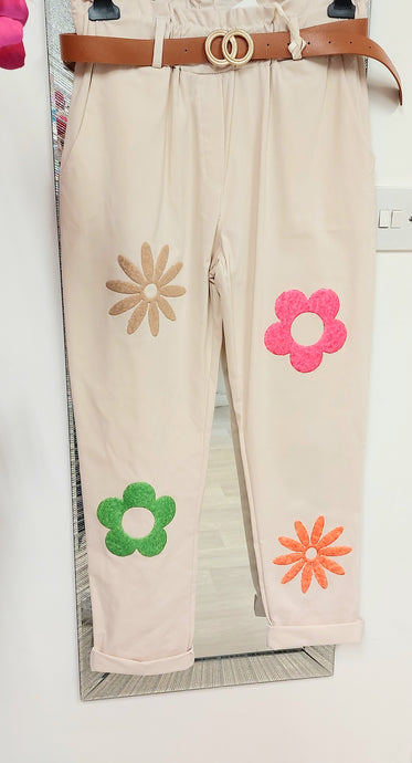 Abbi flowers biege patch trousers
